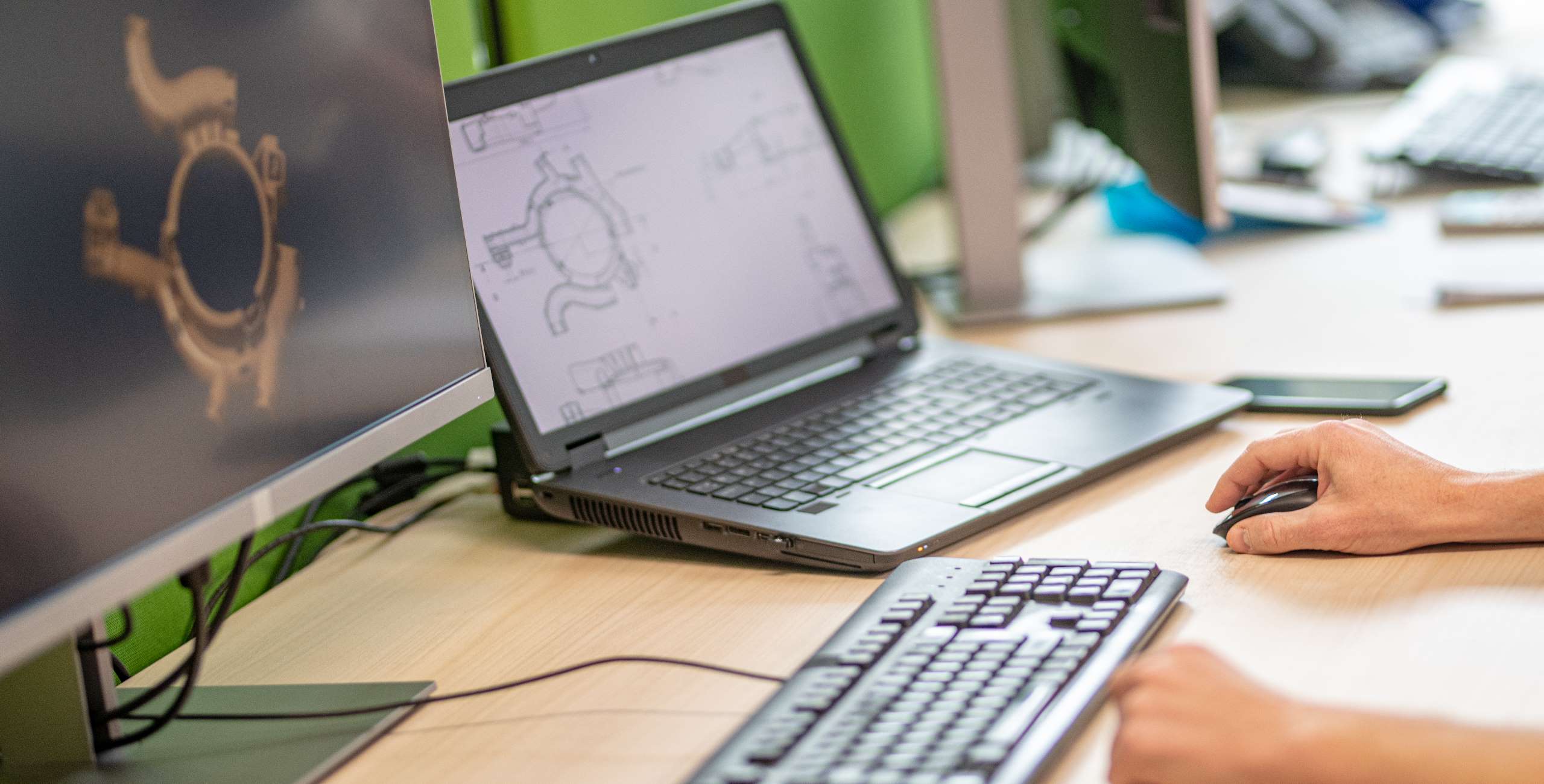 Technische productdata en engineeringinformatie op een scherm.